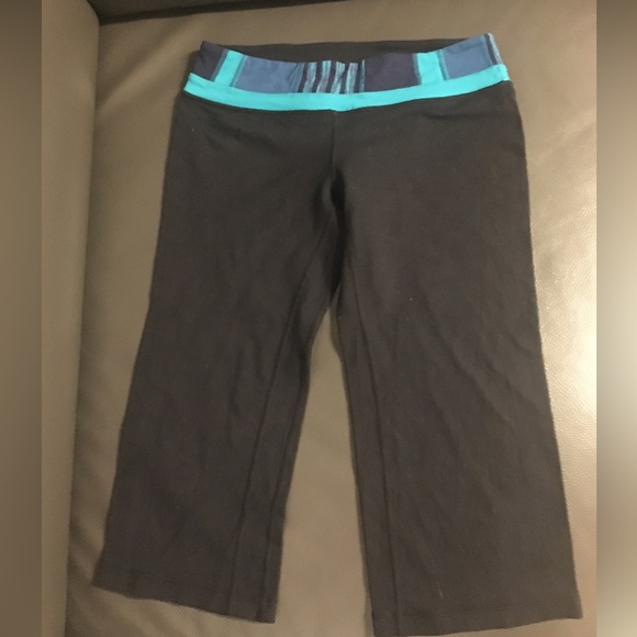 Size 4 Lululemon Black Capri Leggings with a waist band of shades of blue - Picture 2 of 10